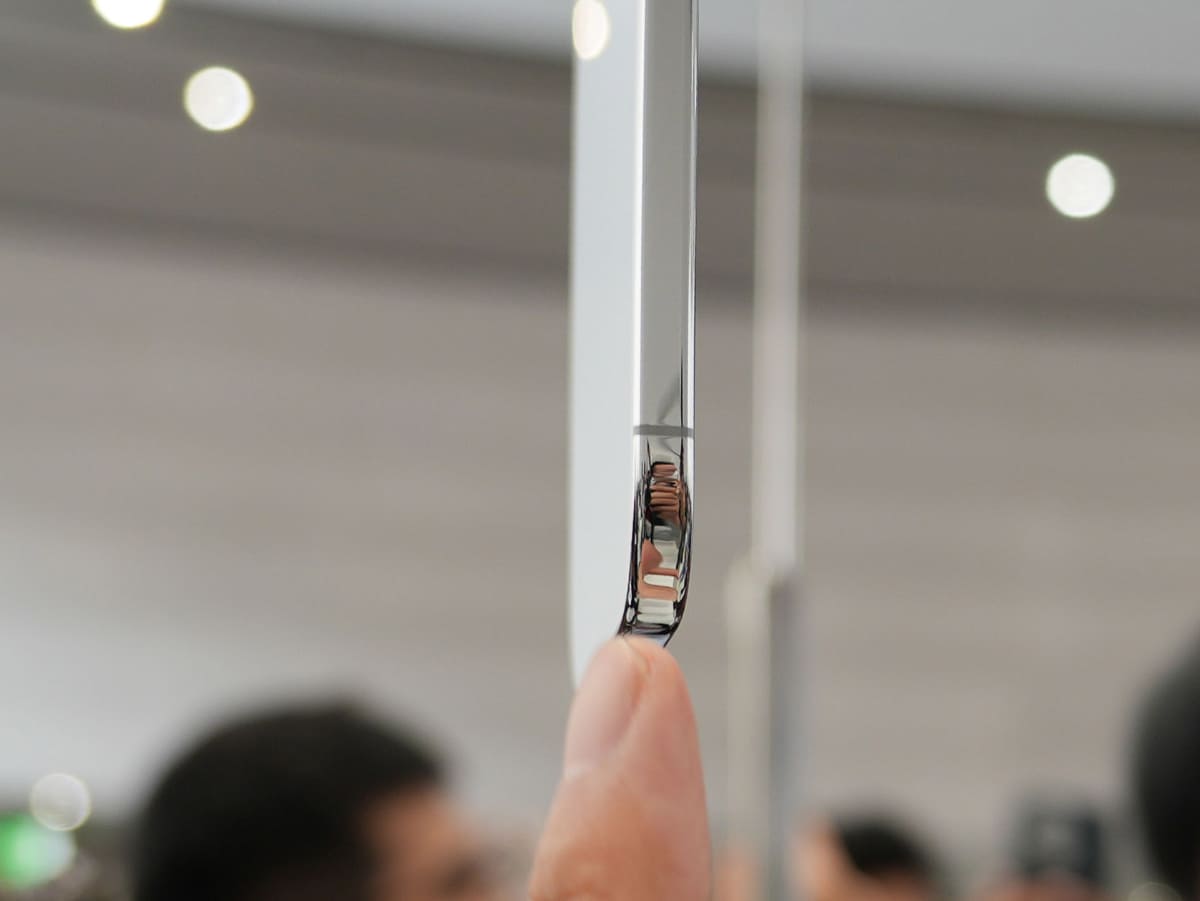 iPhone Air クラウドホワイト。薄さを指と比較して。なかなかのインパクト