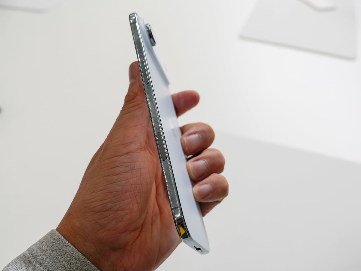 iPhone Air スカイブルー