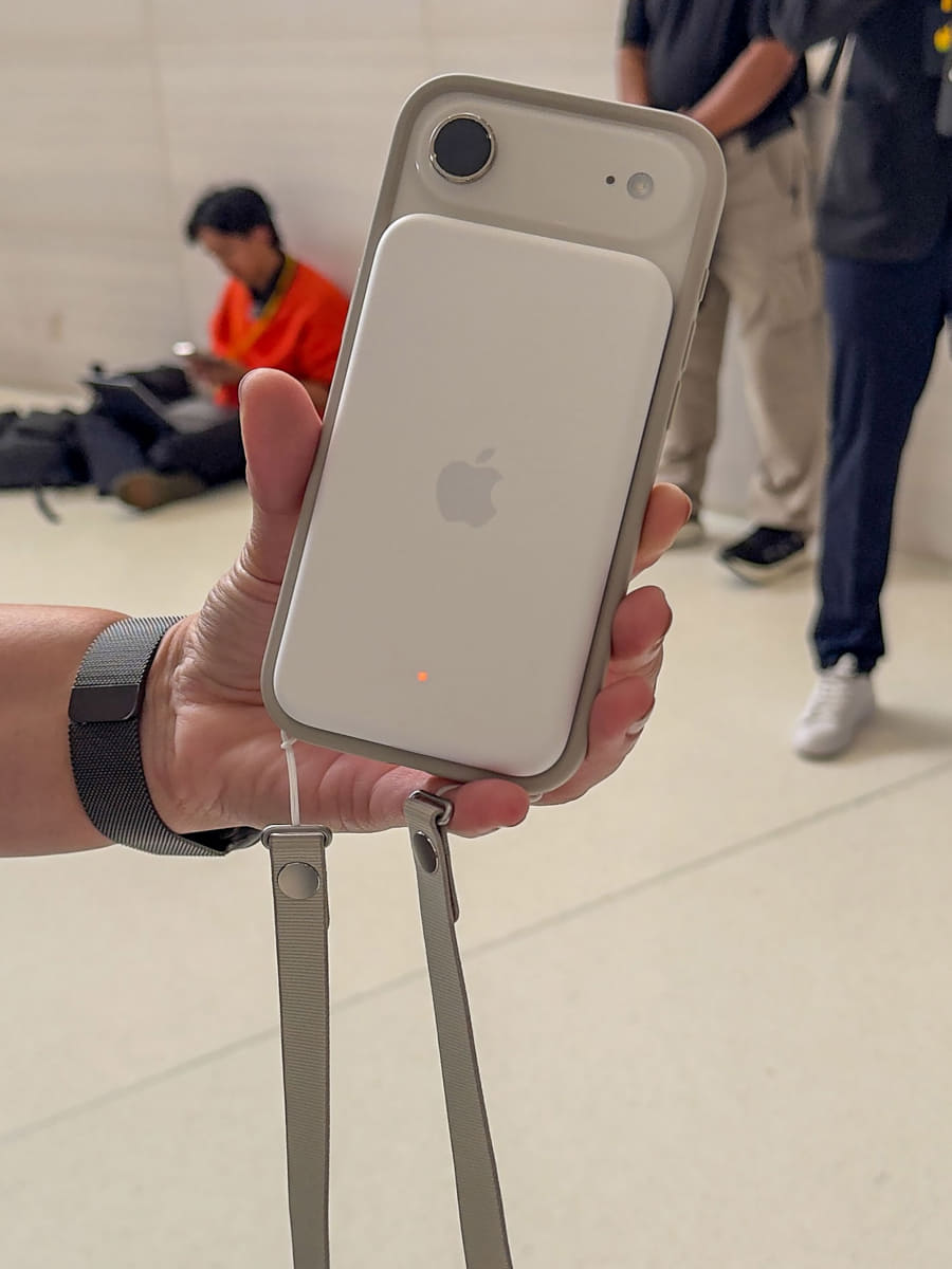 新アクセサリの「iPhone Air MagSafeバッテリー」。価格は1万5,800円