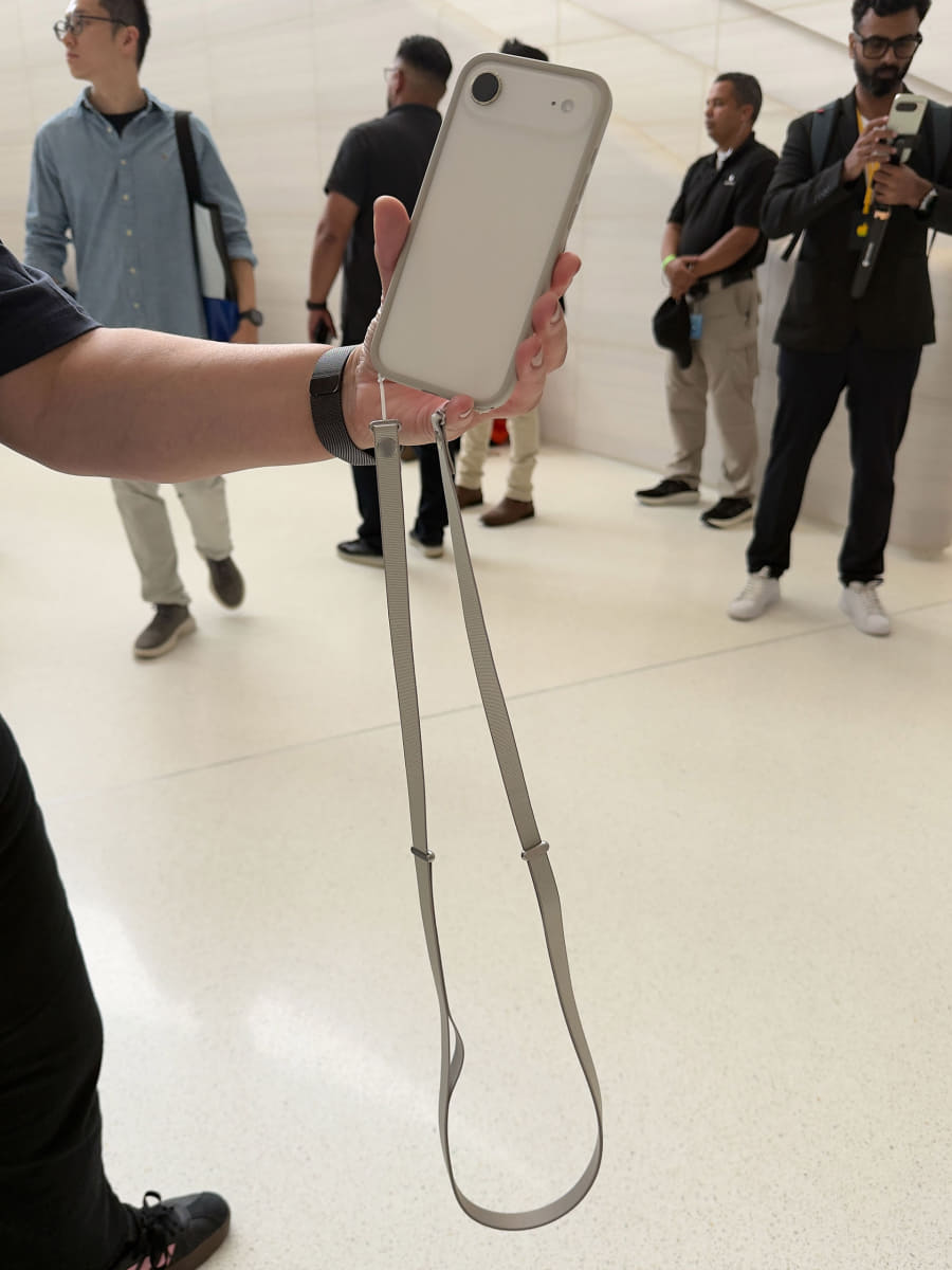 「クロスボディストラップ」（9980円）と「iPhone Airバンパー」（6480円）の組み合わせ