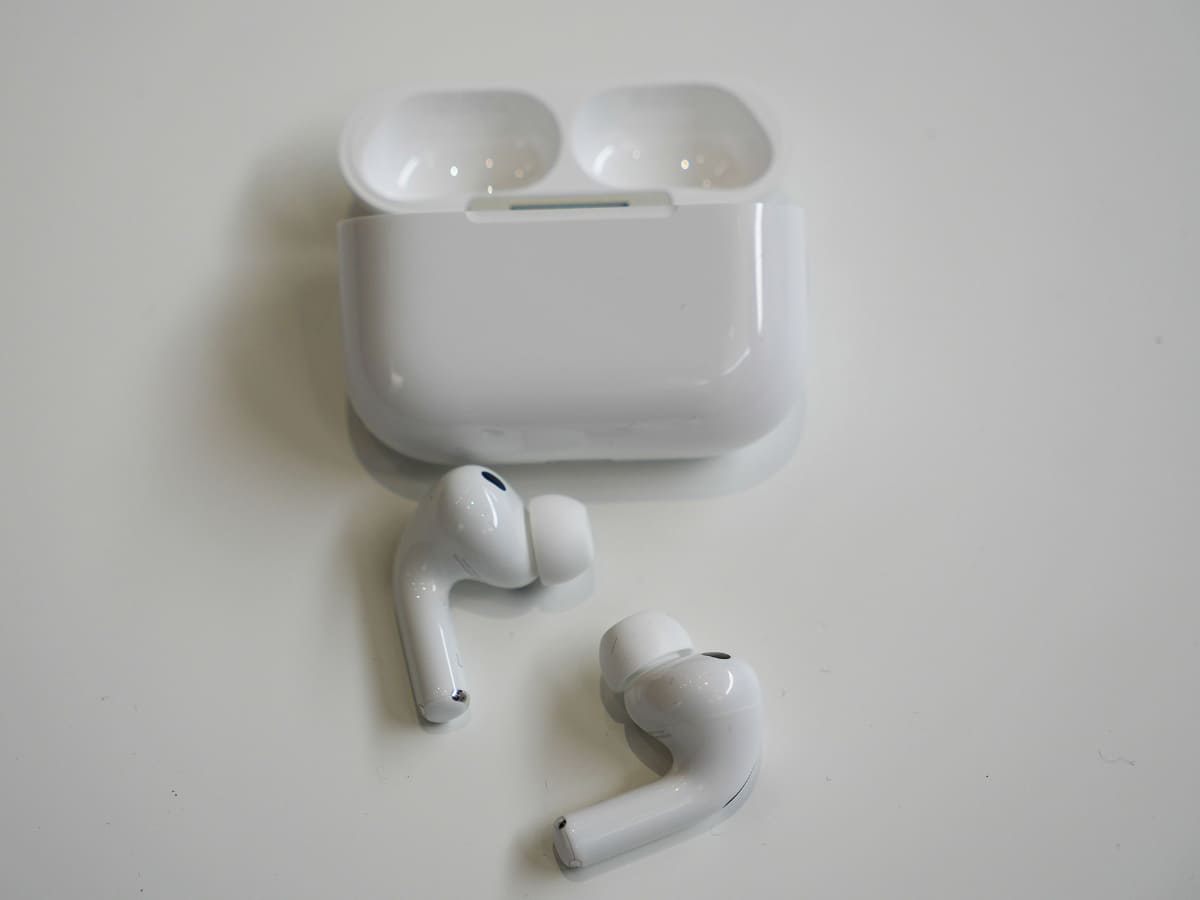 AirPods Pro 3。ケースと一緒に見るとあまり差がわからない