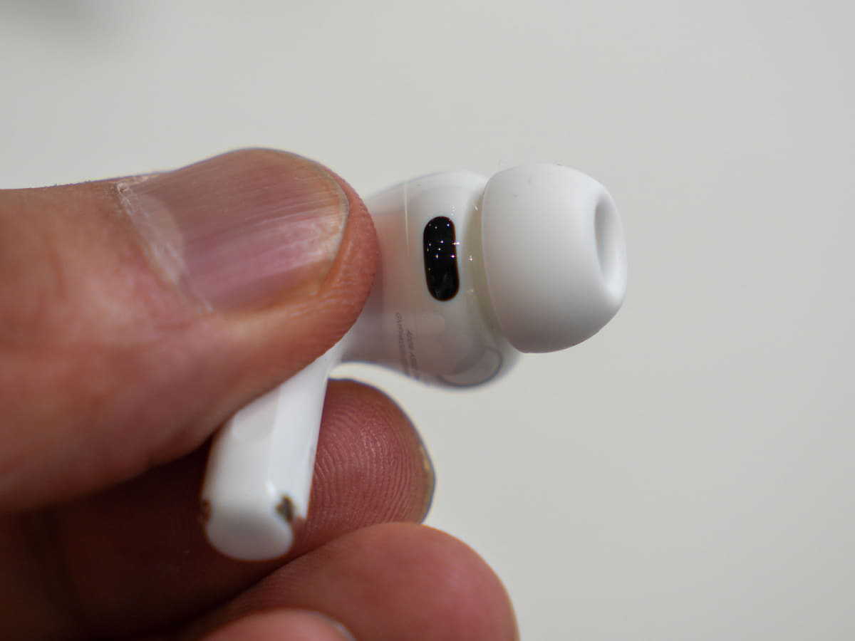 イヤフォンには新たに心拍用の非可視光センサーを内蔵