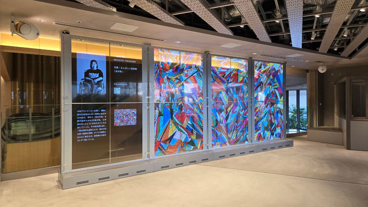 ニュウマン高輪 North 3Fに設置された透過型有機ELサイネージ。アート提供：株式会社ヘラルボニー