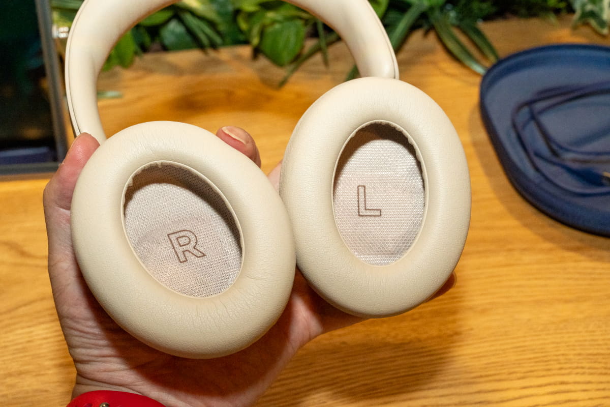 LRはイヤーカップ内側