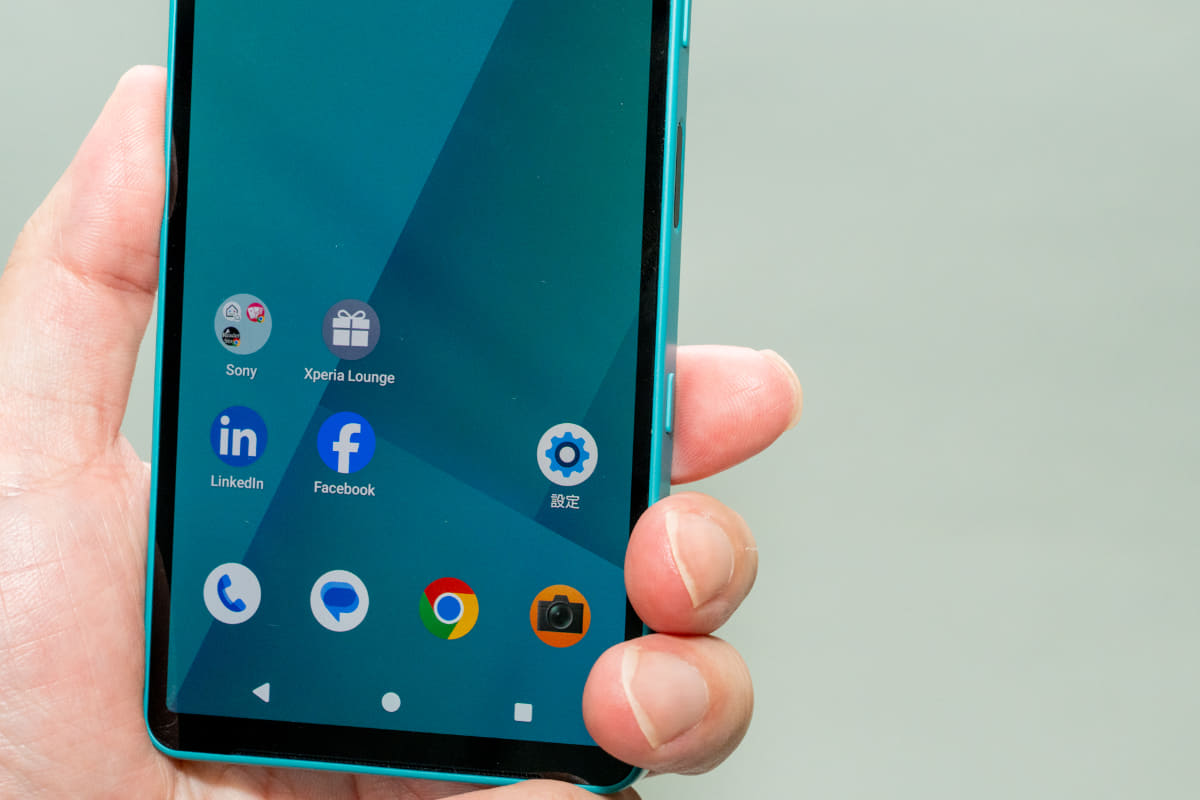 縦撮りもしやすいよう、Xperia 1 VIIよりも少し位置をずらしている