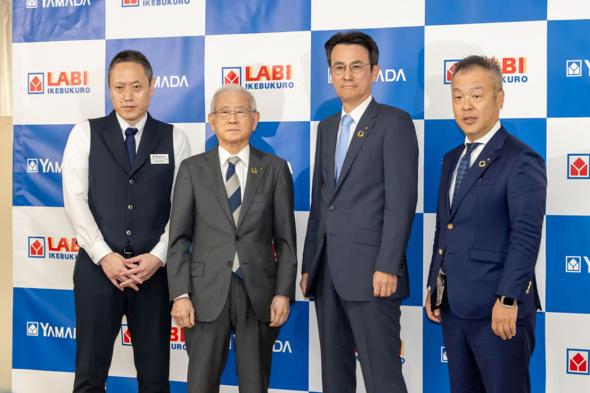 写真左から、ヤマダデンキ LABI池袋本店 店長 宮崎清一氏、ヤマダホールディングス　代表取締役会長兼CEO 山田昇氏、ヤマダホールディングス 代表取締役社長兼COO 上野善紀氏、ヤマダデンキ 代表取締役社長 佐野財丈氏
