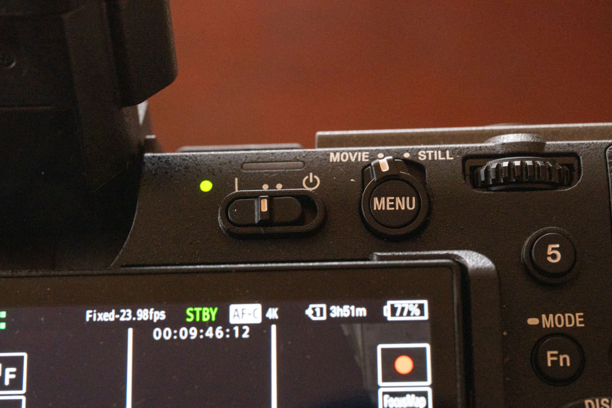 この位置に電源と切替スイッチがあるので、右手の親指だけで操作できる