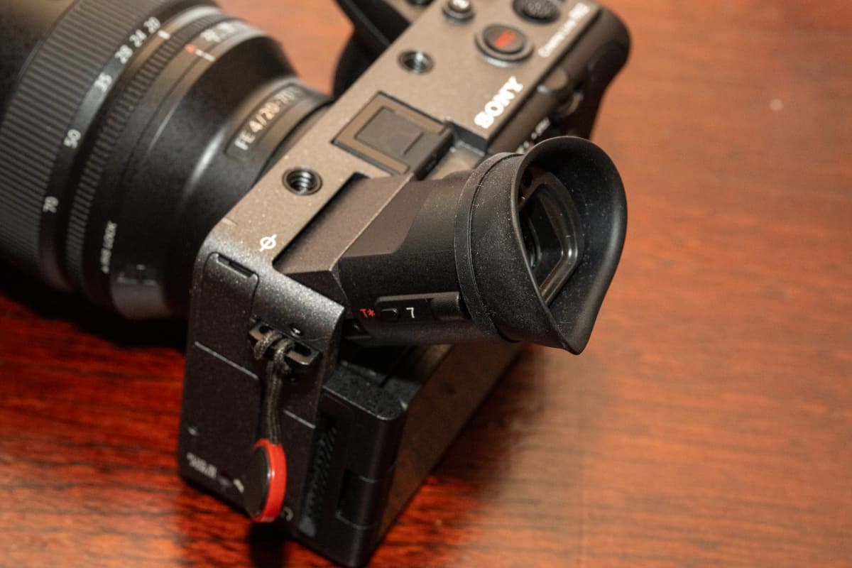 大きめのアイカップも相まってファインダーが覗きやすい