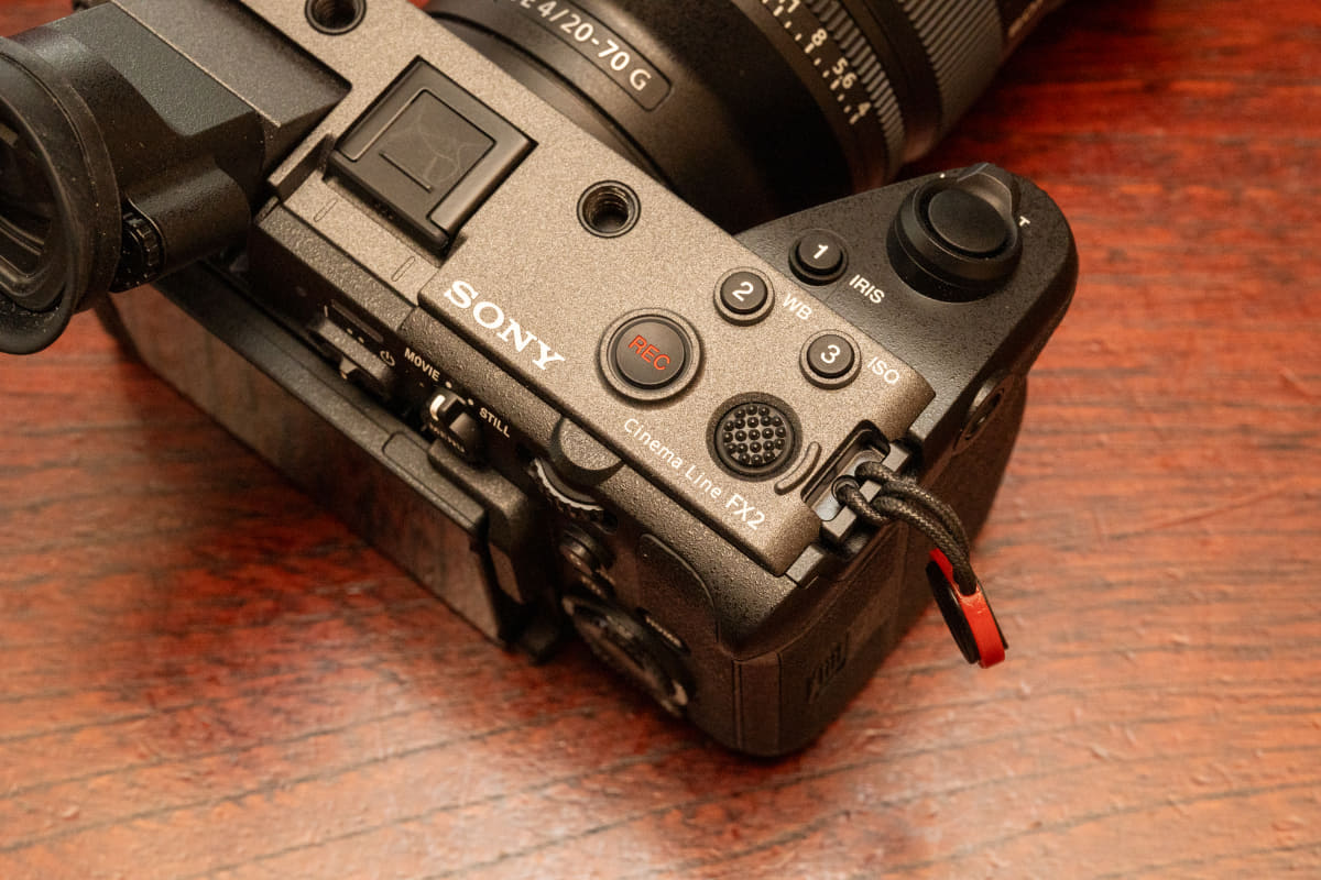 天面にマルチセレクターが付いているので、ファインダーを覗くと人差し指での操作になってしまう