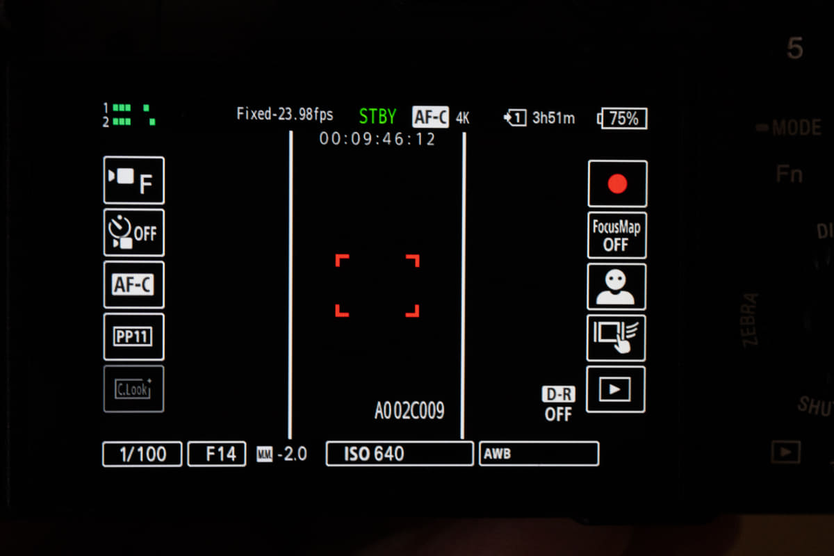 9：16のアスペクトマーカーをオンにした様子。あとで縦で切り出すことを考えながら撮れる