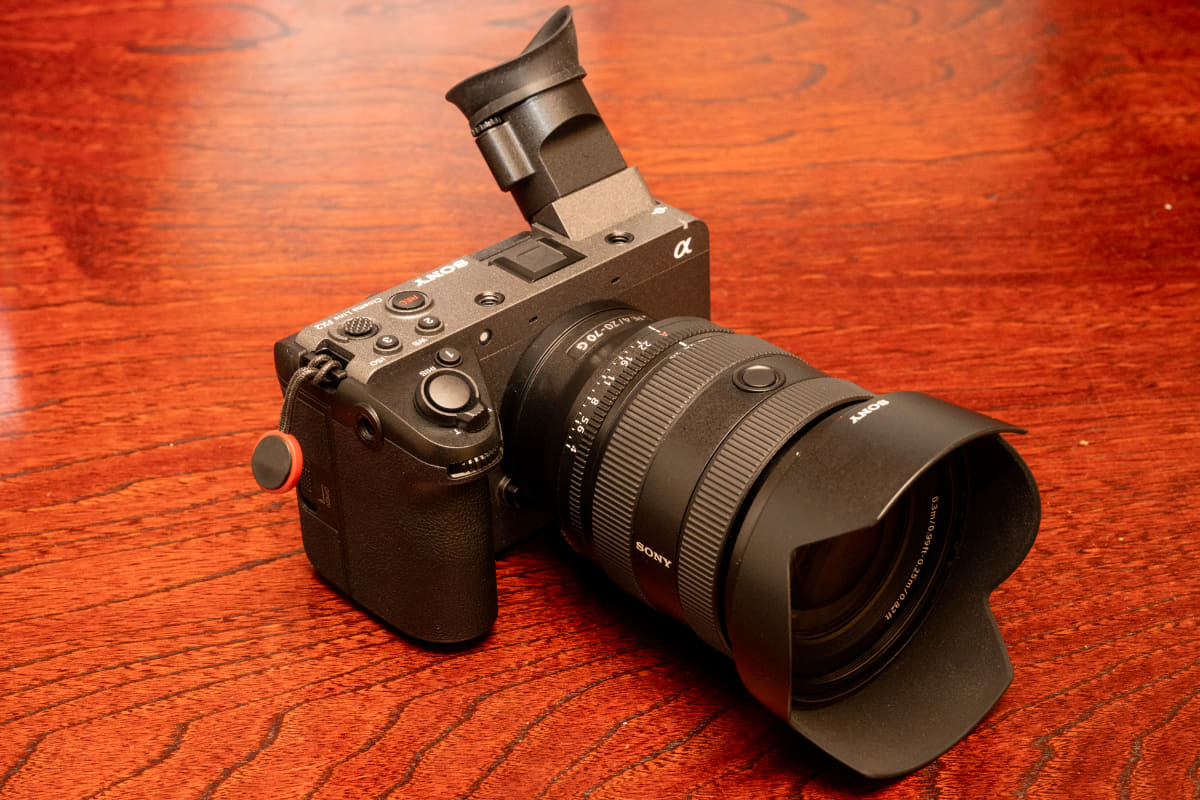 いつも取材に使っている「FE 20-70mm F4 G」を装着