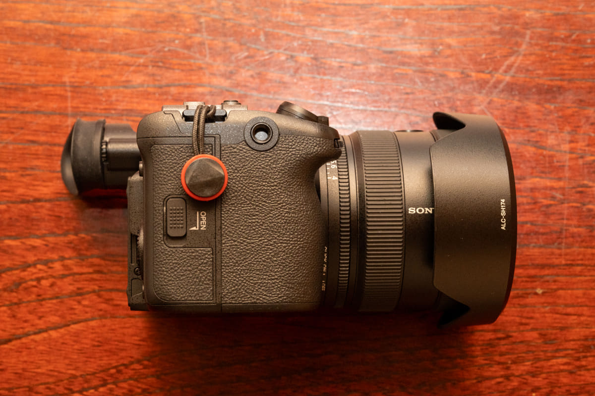 こんな感じでファインダーが後ろにはみ出すので、いつものカメラバッグだと若干不都合も……