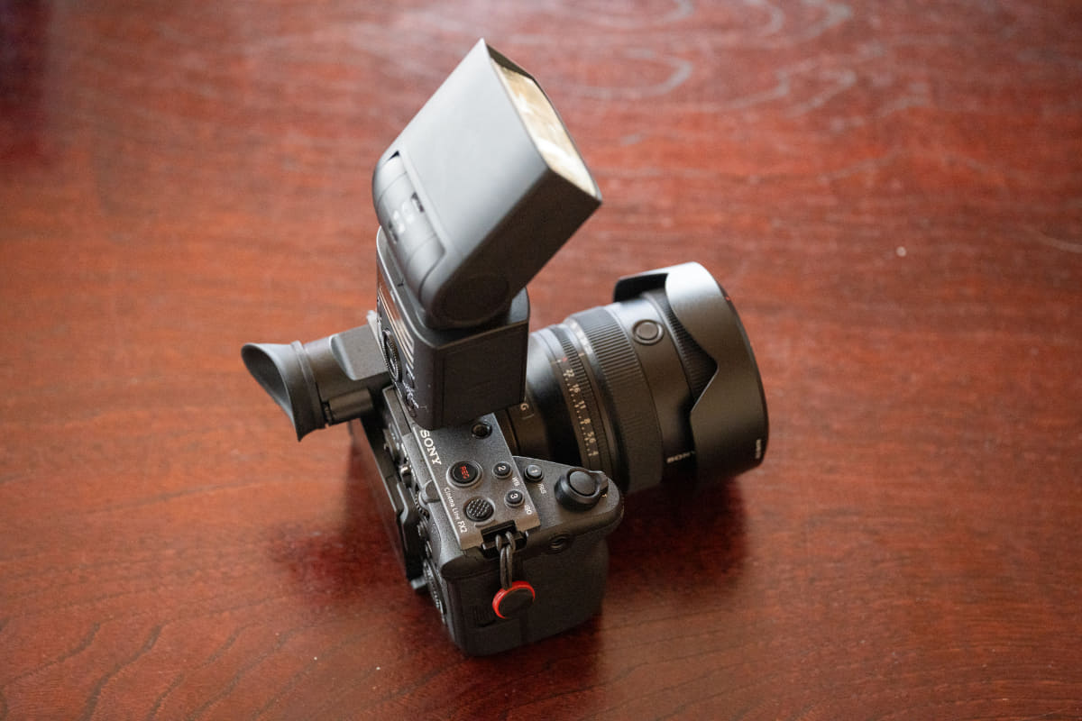 フラッシュを載せてもあんまり違和感がない