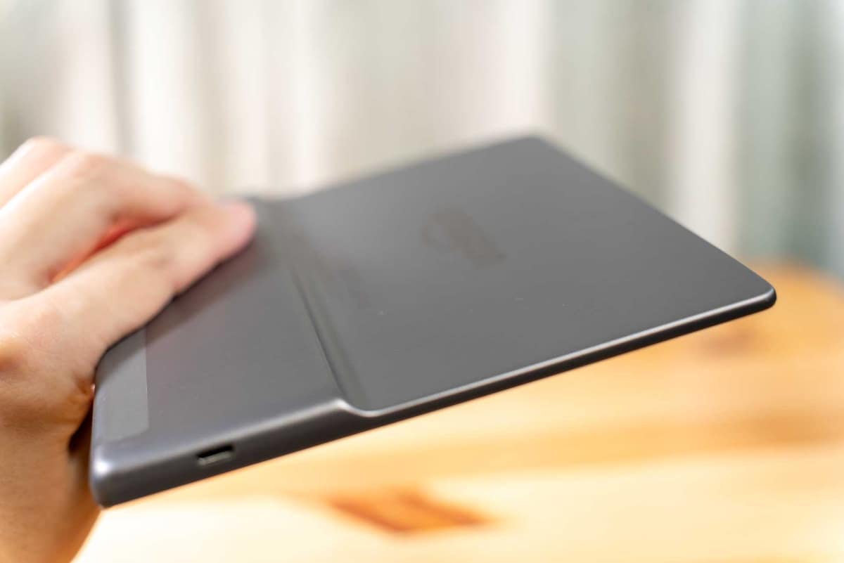 Kindle Oasis(第9世代)は本体片側が膨らんだ形状で、持ちやすい