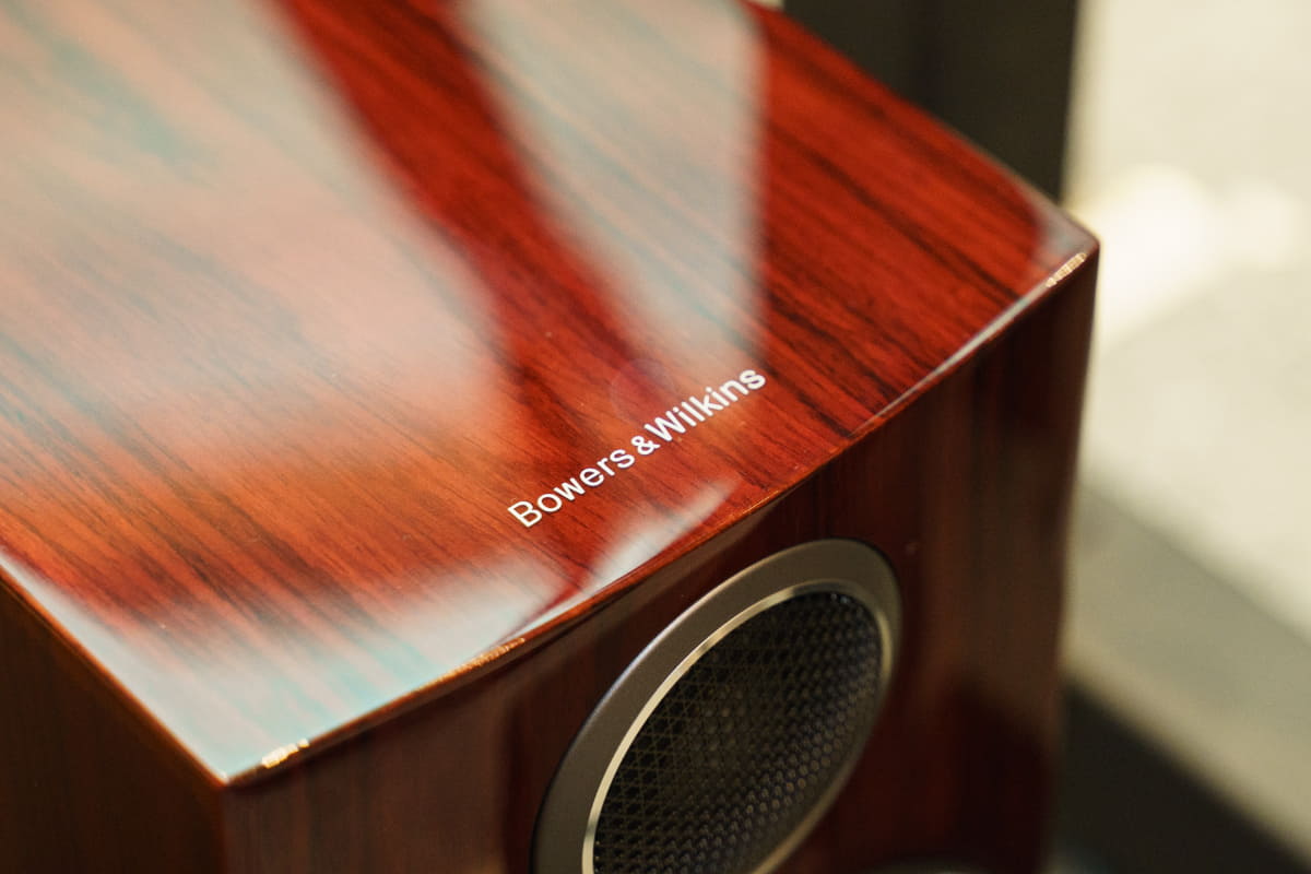 12回のクリアラッカー塗装を施すことで、光沢がより深く、美しい。見た目から“特別なモデル”である事がわかる