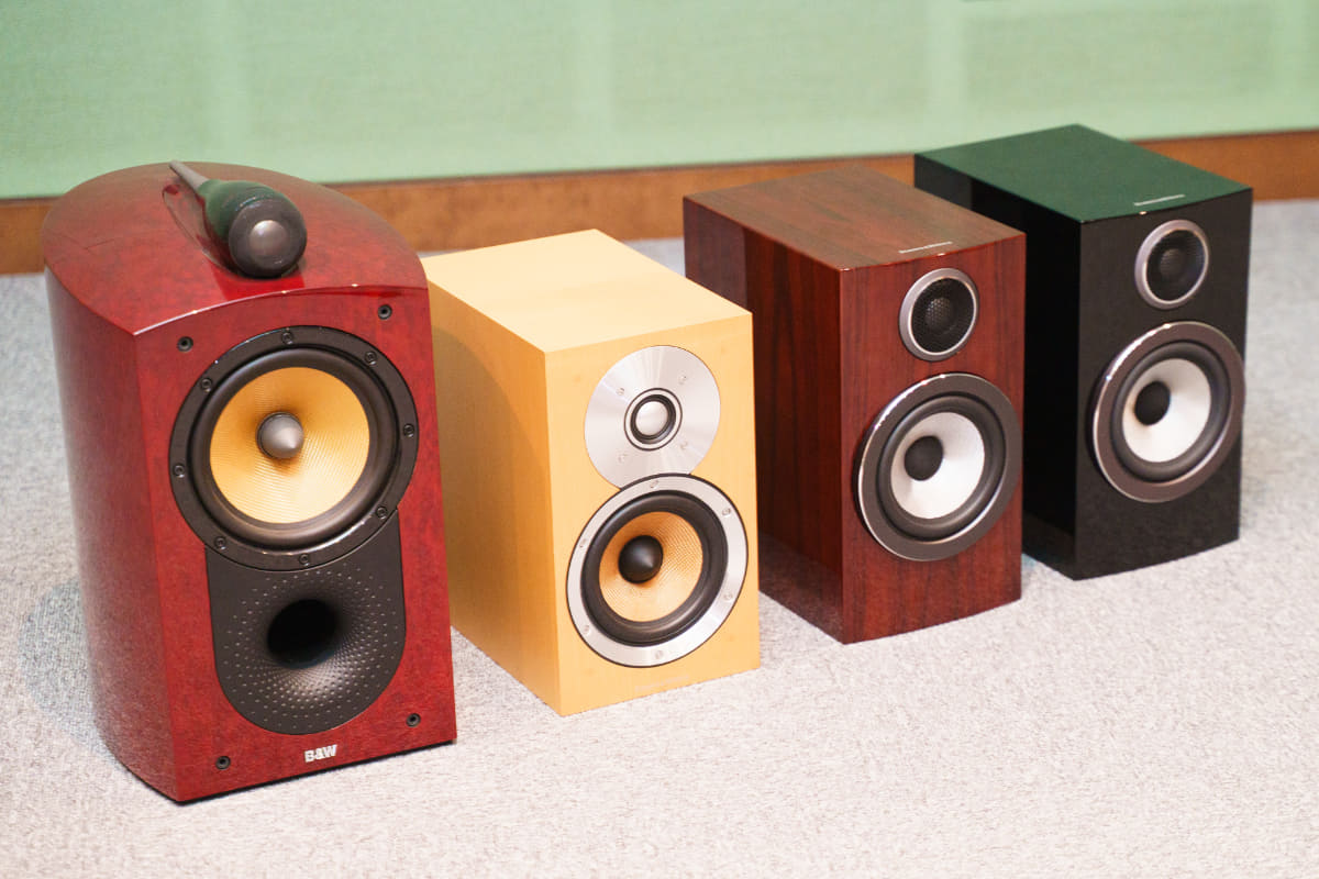 左からSignature 805、CM1、707 Prestige Edition、707 S3のグロスブラック