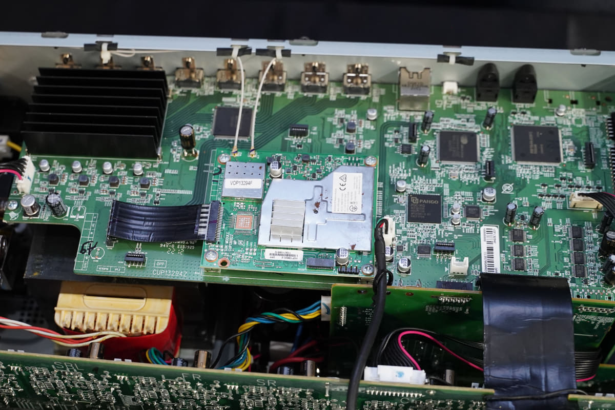 AVR-X2800Hの内部。中央がHEOSモジュール