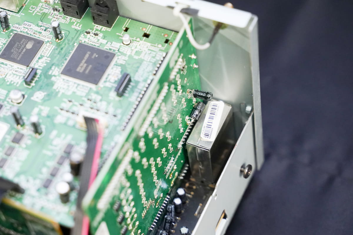 AVR-X2800Hの内部。銀色のケースでシールドされているのがチューナー基板