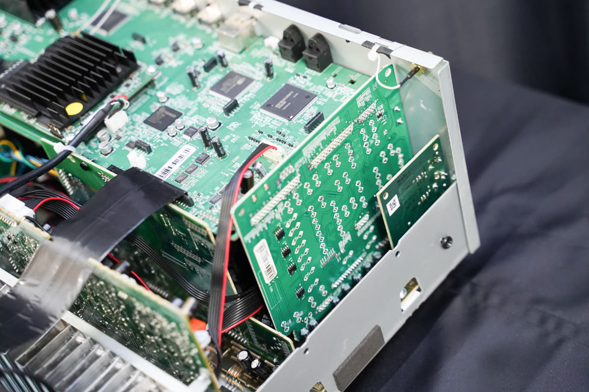 AVC-X2850Hの内部。チューナーが省かれ、アナログ入力になっている