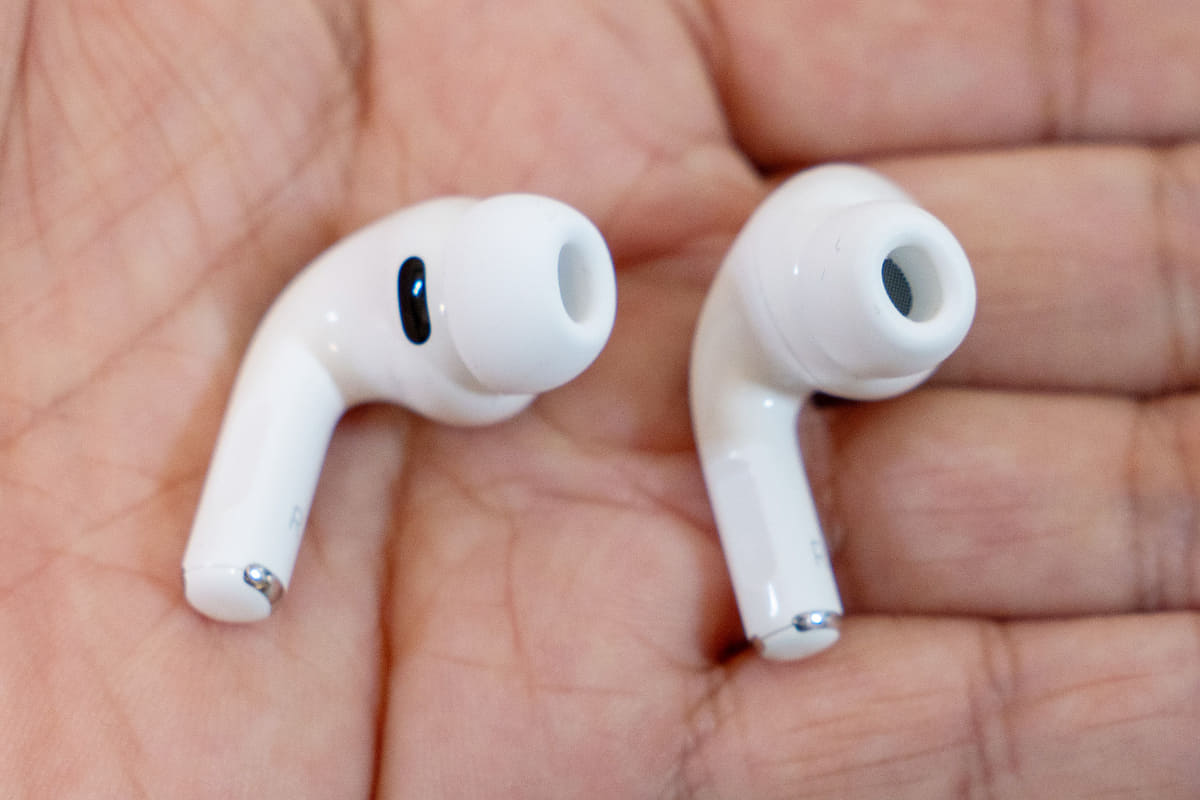 左がAirPods Pro 3。黒い部分が心拍数センサーだ