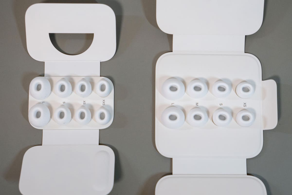 左がAirPods Pro 3付属の、右がAirPods Pro 2のイヤーチップ