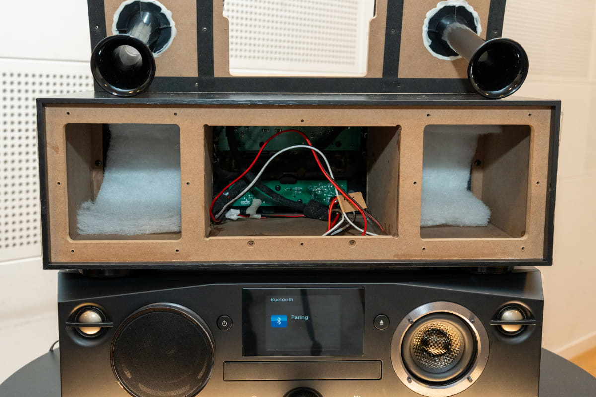 ウッドエンクロージャーを採用した本格的な筐体