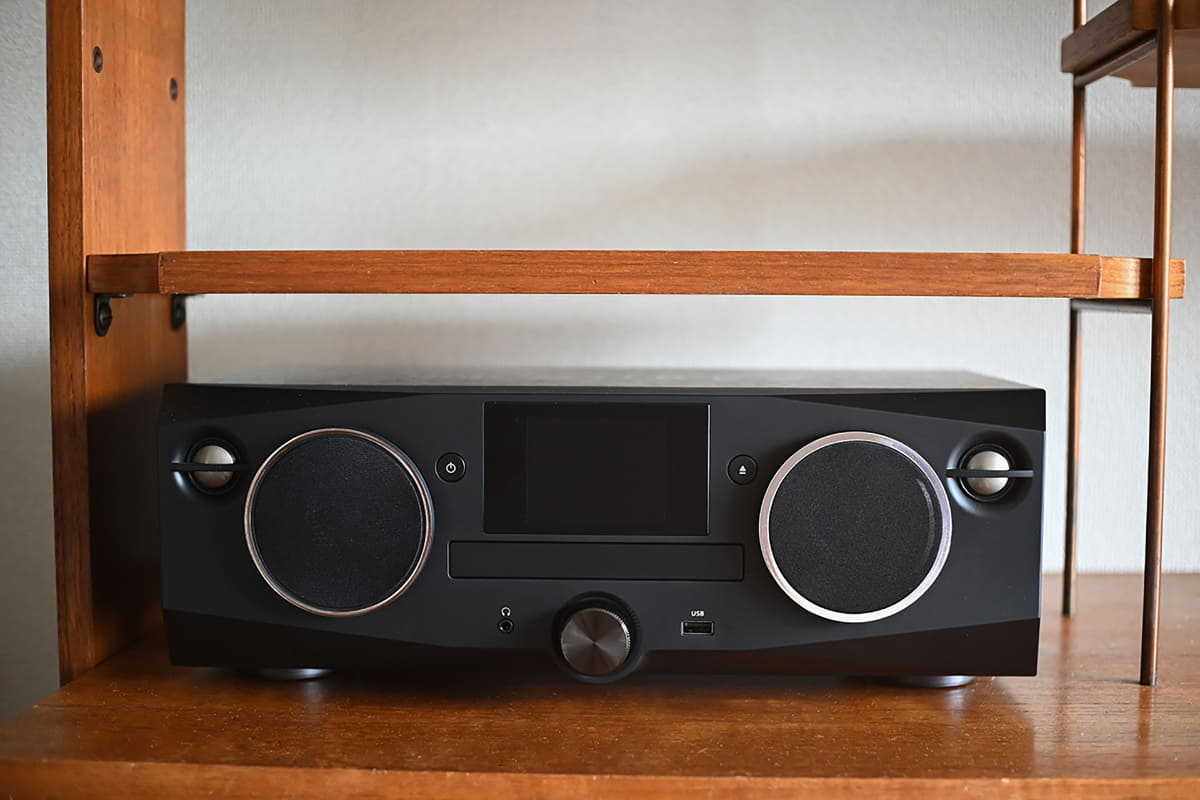 薄型プリメインアンプなど、単品オーディオコンポーネントと似たようなサイズ感。設置スペースは一般的なBluetoothスピーカーよりも必要となる