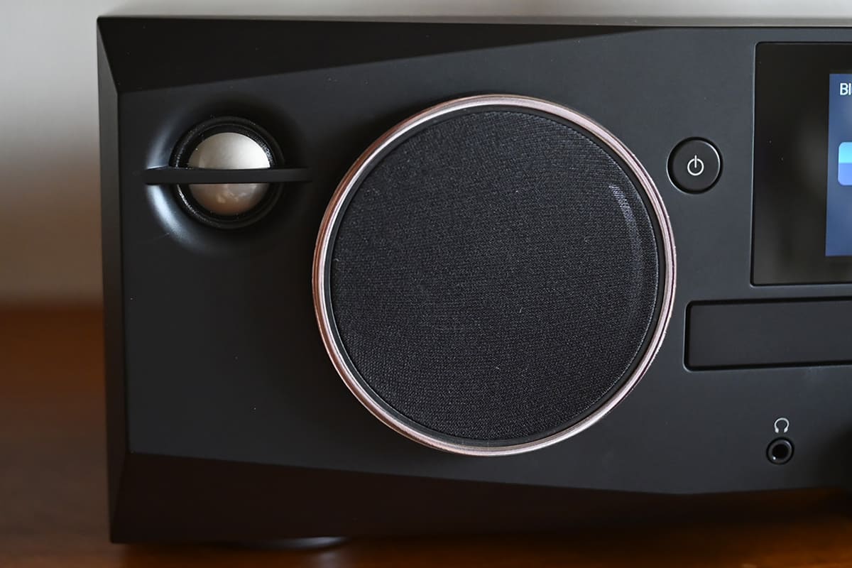 マルチアンプ駆動の2ウェイスピーカーを搭載。なおウーファーは84mmでも試作されたが、比較して大きな違いがなかったことから64mmに決定したそうだ