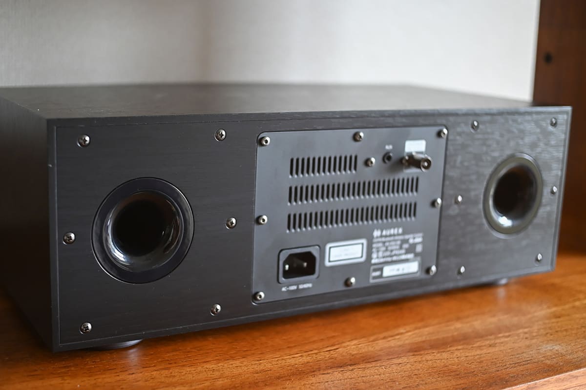 本体の背面にはバスレフポートを備えている