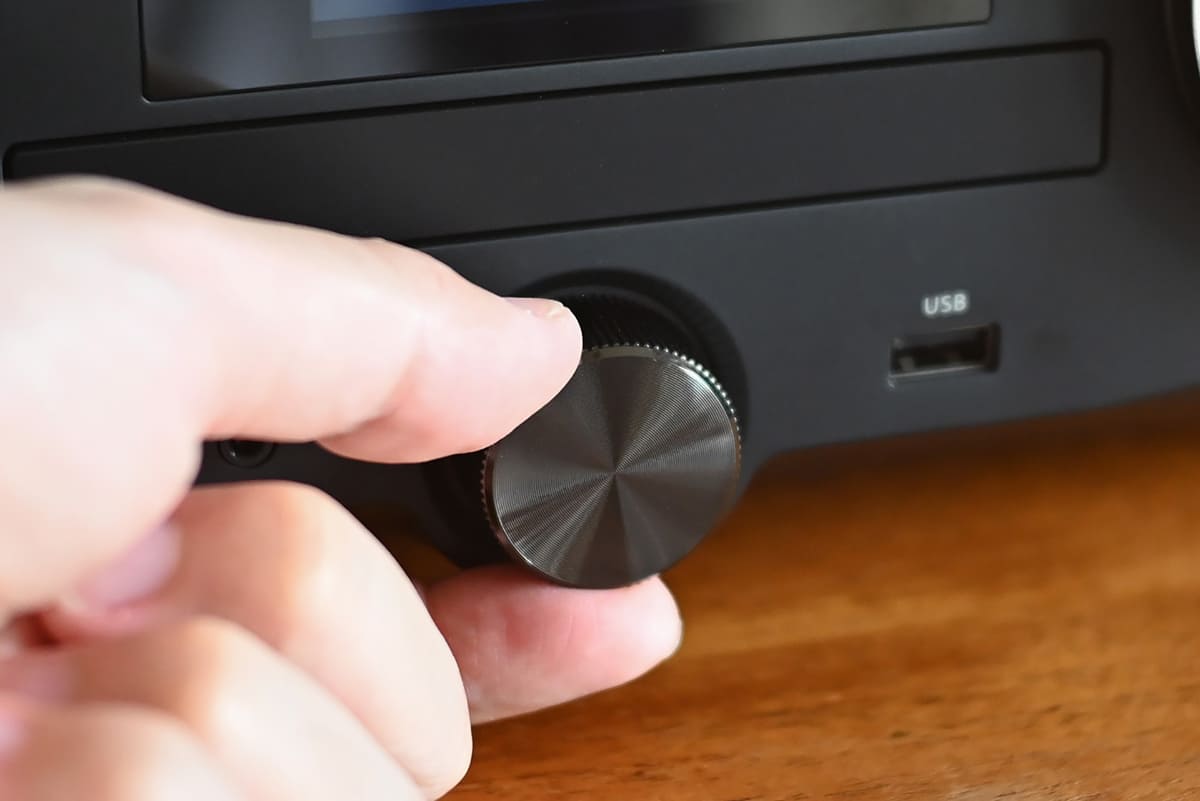 本体での操作は前面のジョグダイヤルで行なう