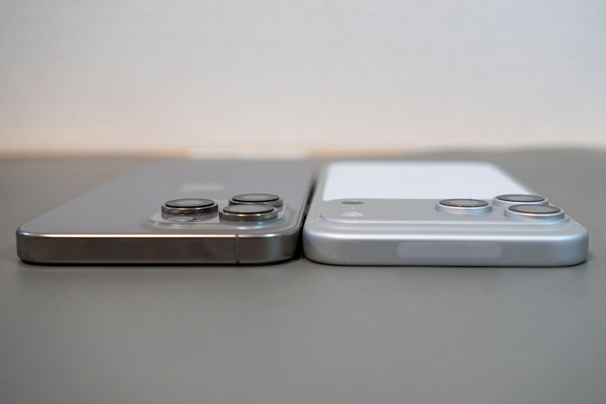 iPhone 16 Pro Max(左)と厚さ比較。ほぼ変わらない