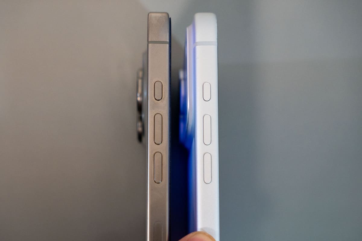 iPhone 16 Pro Max(左)と厚さ比較。ほぼ変わらない