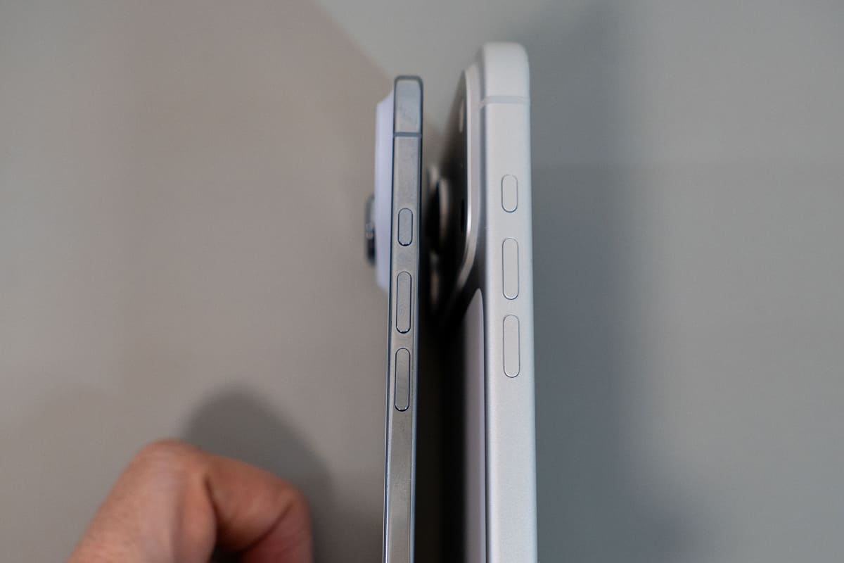 iPhone 17 Pro Max(右)と厚さ比較