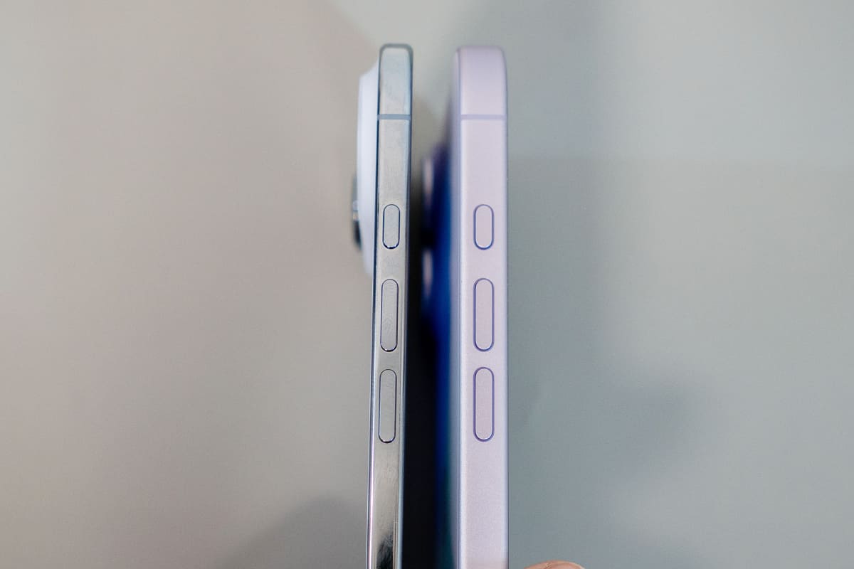 iPhone 17(左)と厚さ比較