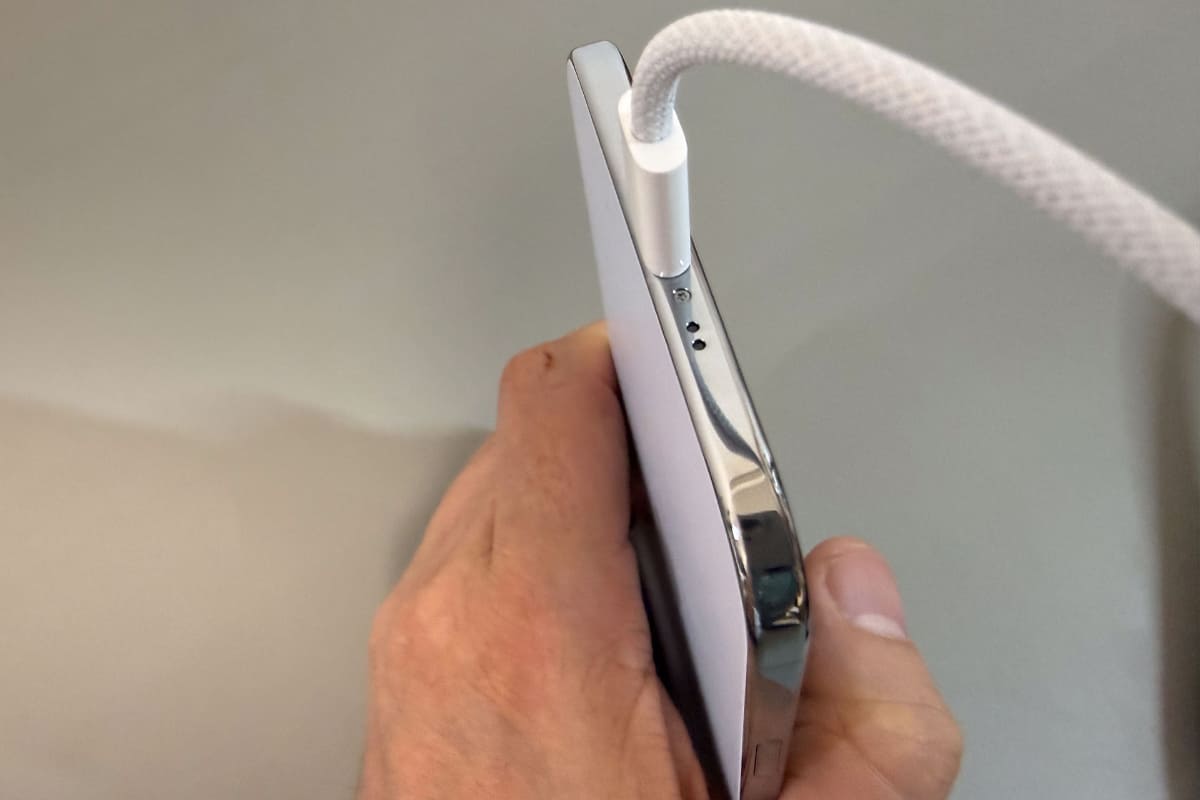 iPhone Airの厚みは、ほぼケーブルギリギリ