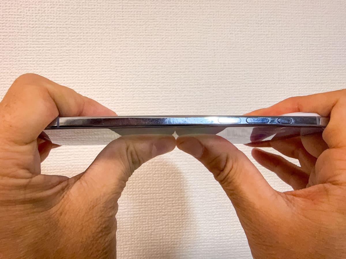 iPhone Airに全力の力をかけて曲げてみた