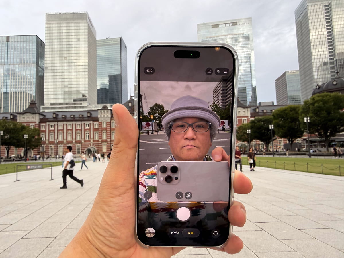 フロントカメラで自撮りする際も、スマホを持ち替えずに横位置・縦位置どちらでも撮影できる