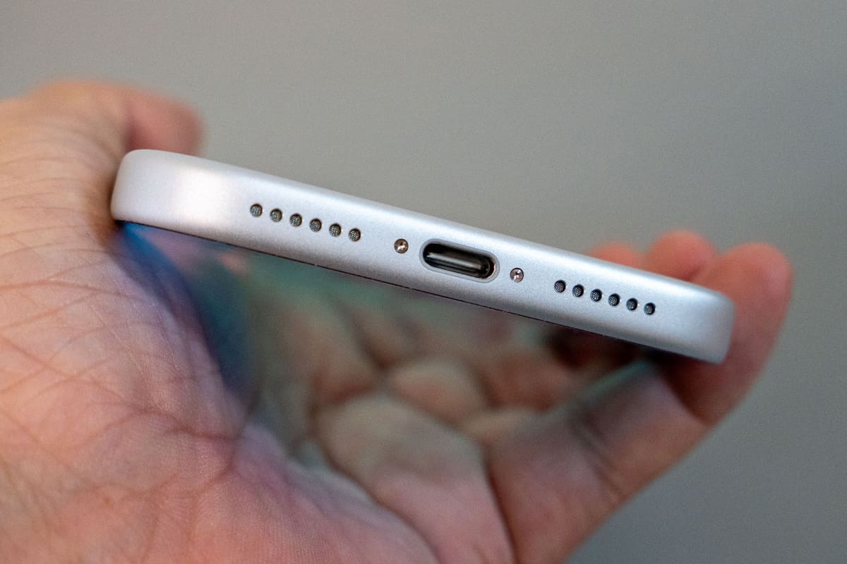 iPhone 17 Pro Maxの底面。こちらにもスピーカーがあり、横にすればステレオ再生に