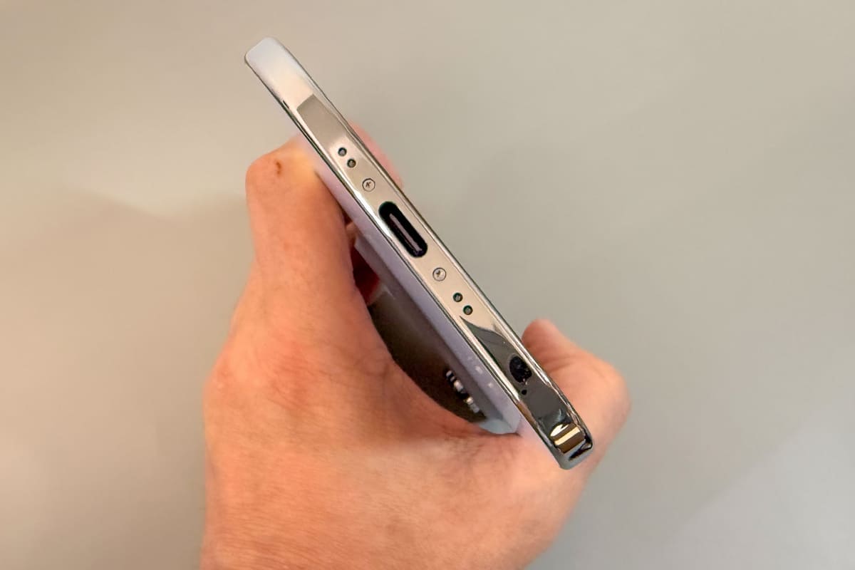 iPhone Airは下側にスピーカーがなく、モノラル再生になる