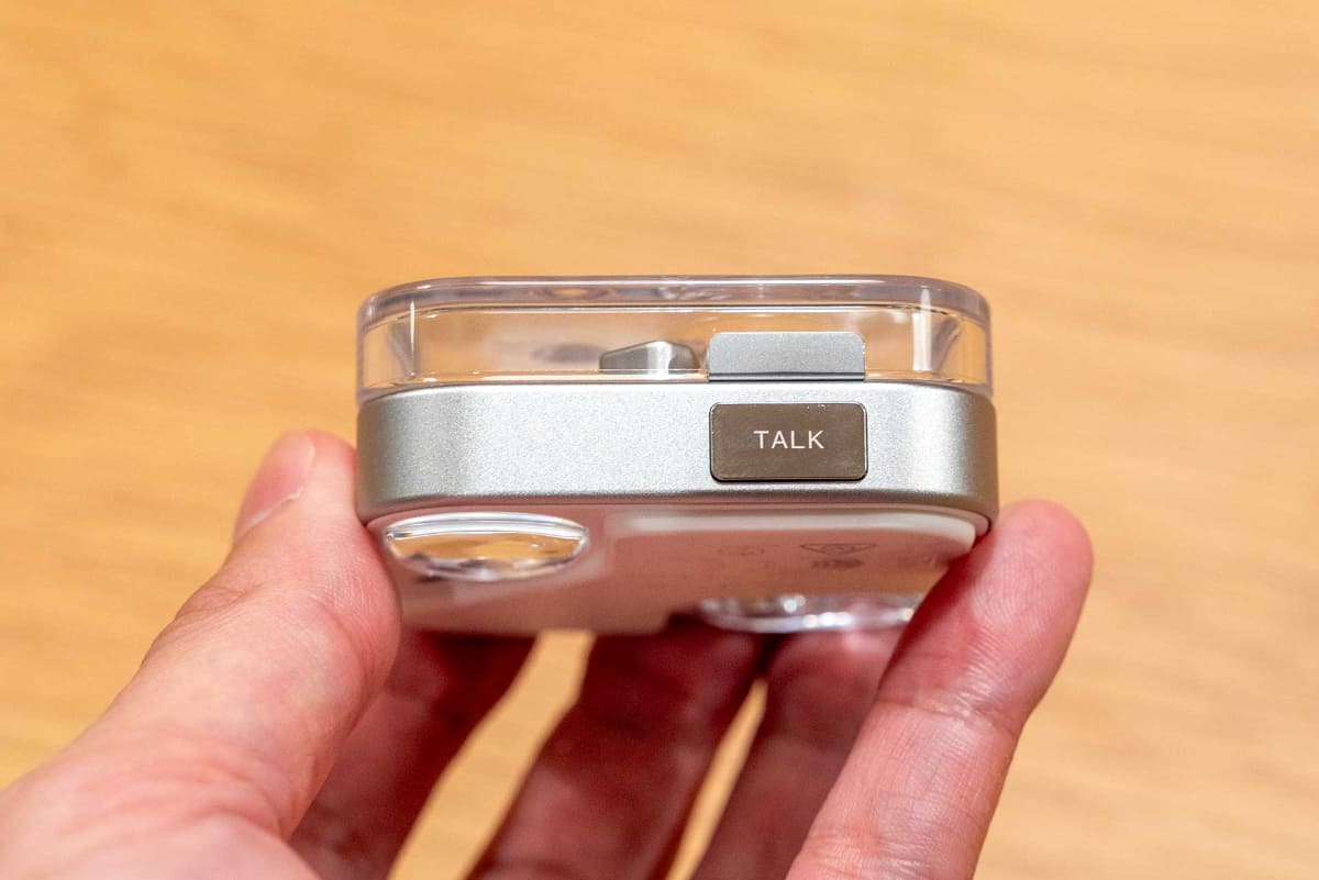 充電ケース側面に「TALKボタン」を備える