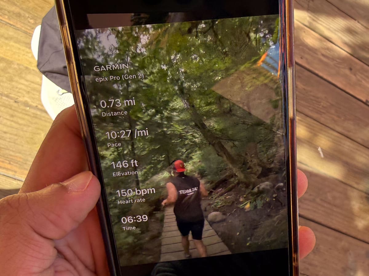 走りながら見ている映像を撮影し、そこにガーミンのスマートウォッチからの情報をオーバーレイ