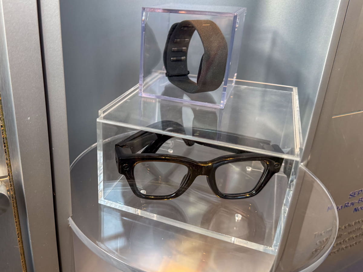 Meta Connect基調講演会場に飾られたMeta Ray-Ban Display実機
