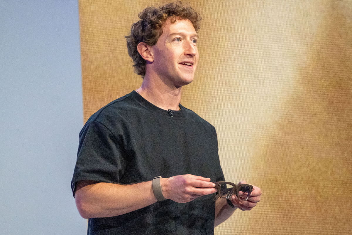 基調講演でMeta Ray-Ban Displayを紹介する、マーク・ザッカーバーグCEO