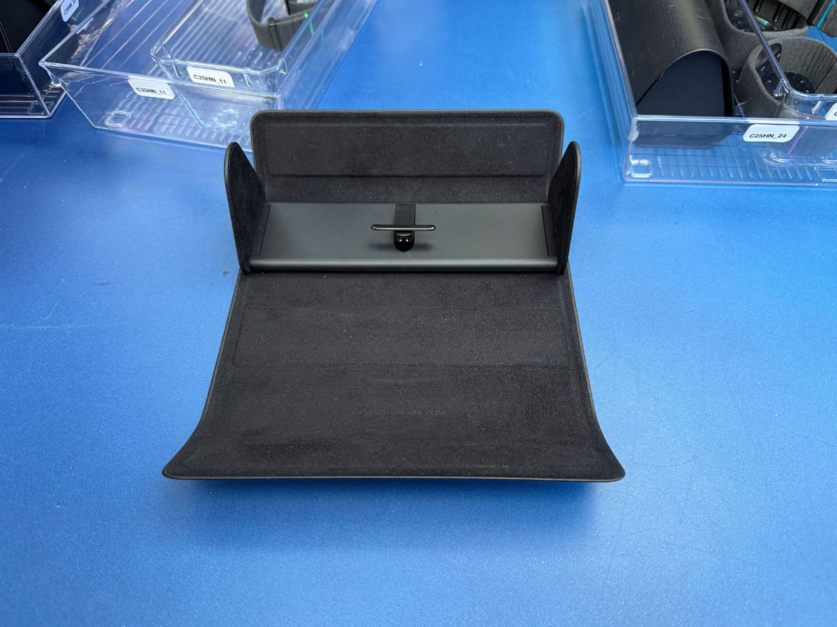 専用ケース。充電器を兼ねているが、メガネ部が入っていない時は折り畳める