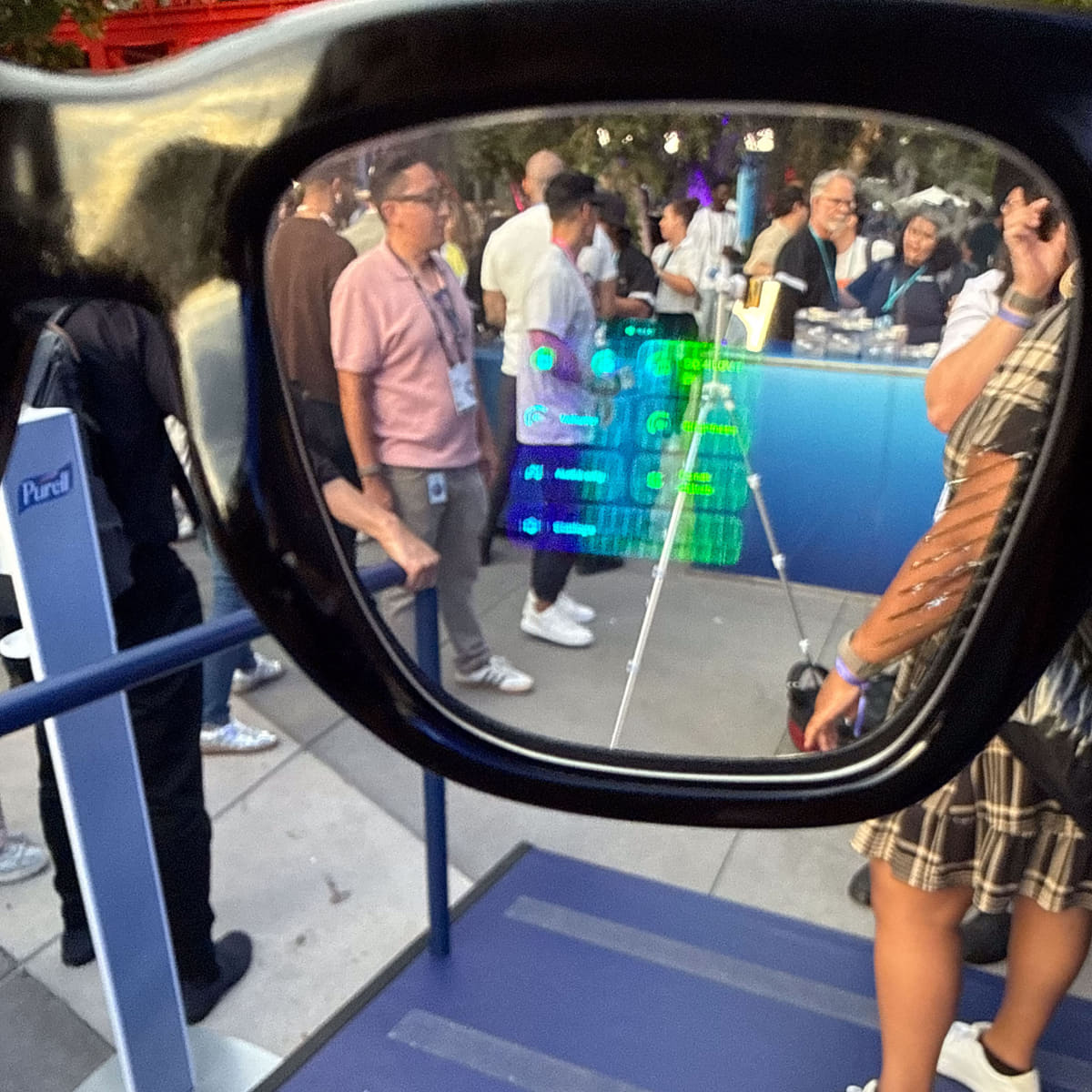 実機での写真。カメラでの撮影位置の関係から、発色は正しく表現されていない。しかし、このくらいしっかりした明るさで、視野の中にメニューなどが見える