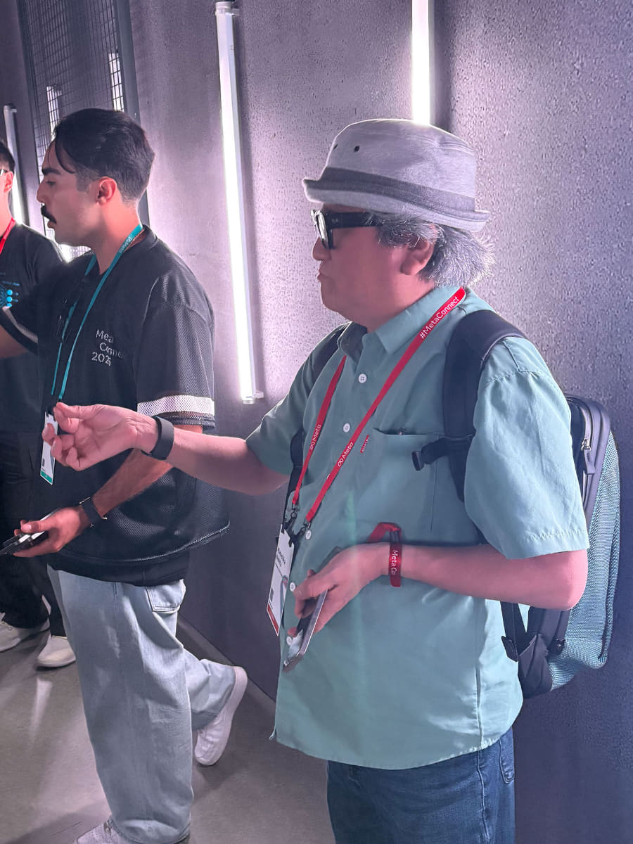 操作中の筆者。結構腕を持ち上げているが、実際には完全に下ろしてしまっていてもいい