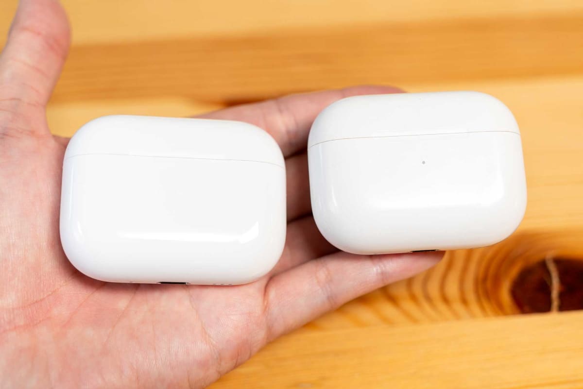 左が「AirPods Pro 3」の充電ケース、右が「AirPods Pro 2」の充電ケース