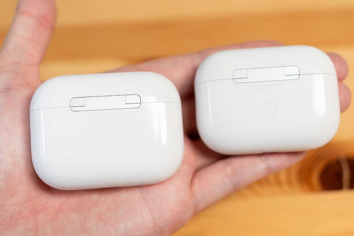 左が「AirPods Pro 3」の充電ケース、右が「AirPods Pro 2」の充電ケース