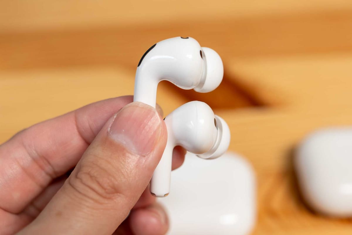 上が「AirPods Pro 3」のイヤフォン。下の「AirPods Pro 2」とは、わずかに形状が違う