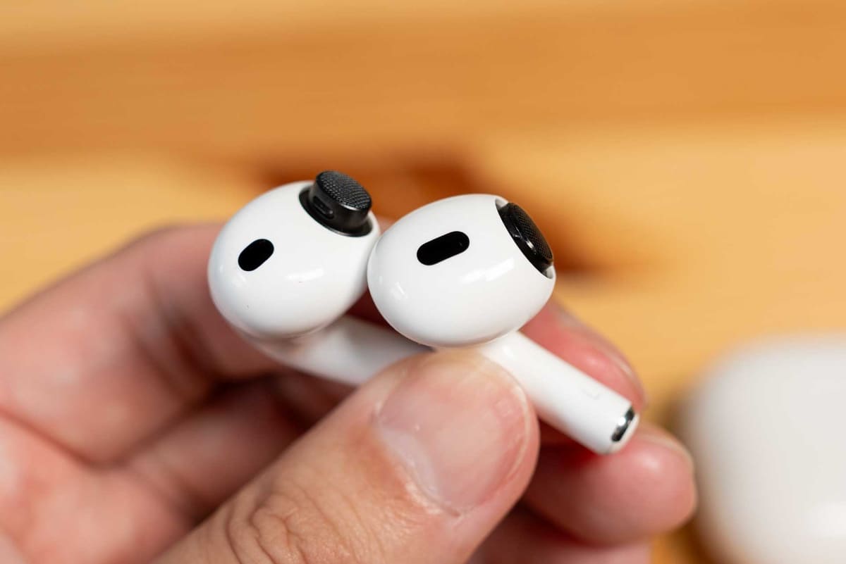 イヤーピースを外したところ。「AirPods Pro 3」(左)のほうが軸が長いため、イヤーピースは共有できない